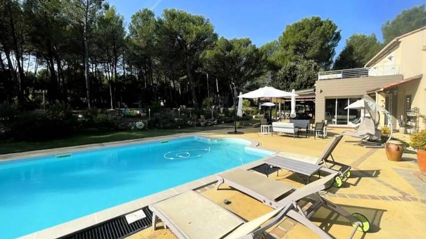 Gîte pour 9 personnes, avec piscine et jardin à Lambesc