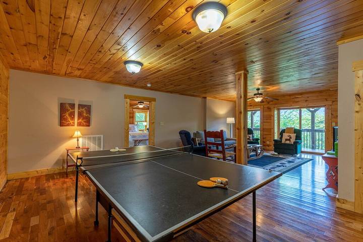 Log cabin for 14 people, with yard and terrace as well as hot tub in Sugar Mountain