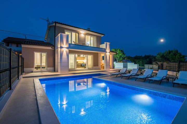 Ferienhaus für 8 Personen, mit Ausblick und Garten sowie Pool