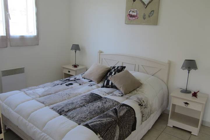 Entire apartment, Lovely T2 ground-floor apartment with all comforts. Design, secure-pool- private parking. in Cambo-les-Bains, Bayonne region