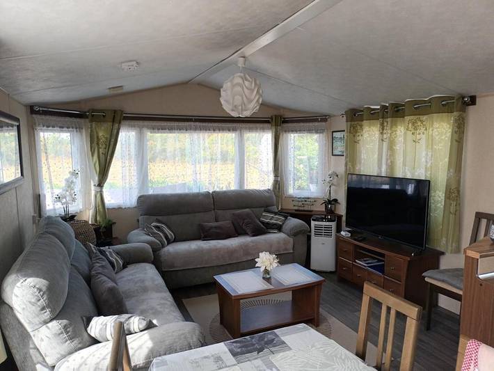 Camping pour 4 personnes, avec jardin et bassin pour enfant ainsi que piscine et vue