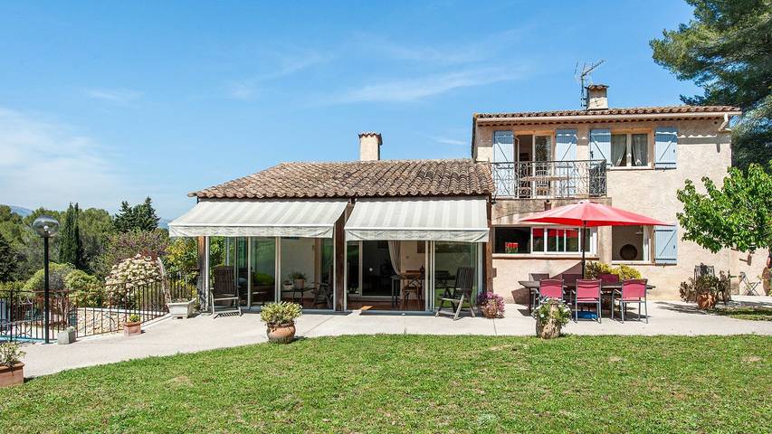 Villa pour 4 personnes, avec terrasse ainsi que piscine et jardin, animaux acceptés à Mougins