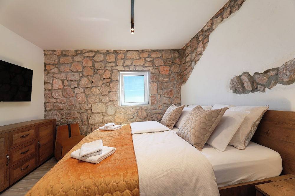Charming 2-bedroom villa with Ac, Wifi,swimming pool,view of the sea and islands in Cesarica, Naturpark Velebit