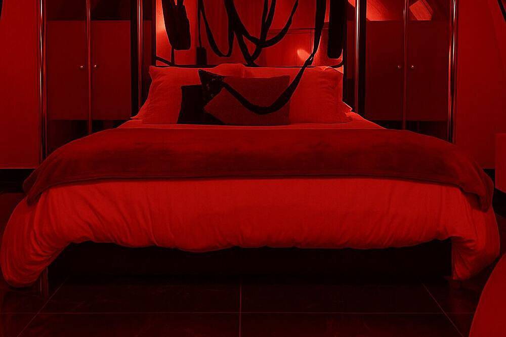 La suite miroir, La suite miroir, love room with jacuzzi between Aix and Marseille. in Bouc-Bel-Air, Aix-en-Provence region