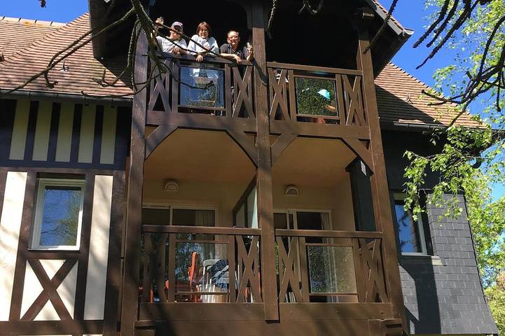 Location de vacances pour 4 personnes, avec piscine ainsi que jardin et balcon à Deauville