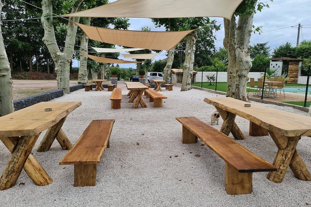 Ganze Wohnung, Gîte Le Creusot-Bourgogne with swimming pool - Ground floor with Pmr access in Le Breuil, Autun und Umgebung