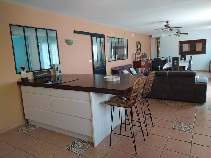 Location de vacances pour 6 personnes, avec piscine ainsi que jardin et vue à Pouzolles - 3