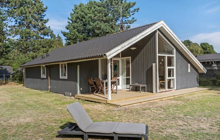 Ferieudlejning for 6 personer, med terrasse og have i Rødby