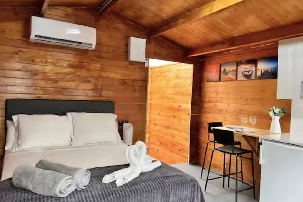 Intimate and exclusive penthouse cabin with jacuzzi, terrace and barbecue in Barcelona Centre, Barcelone