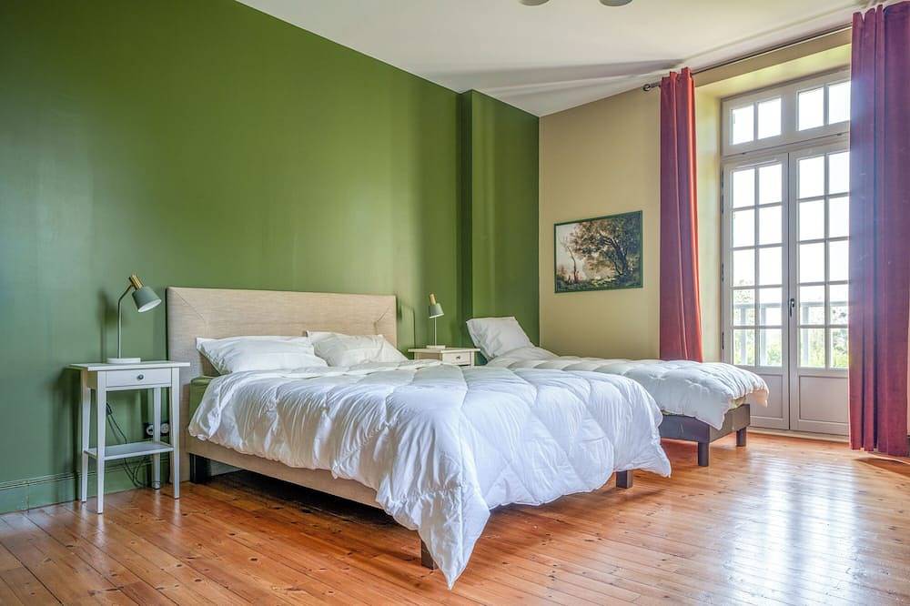 Spacious 4-Bedroom House for 10 Guests in Bourgueil, near Vineyards in Bourgueil, Loire Valley