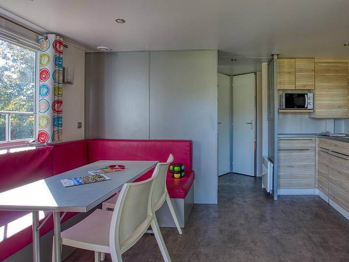 Camping Brin d'amour - Mobilhome 4 personnes - Mobile-Home Ohara, Vue Imprenable Sur La Piscine Et La Vallee in Les Eyzies, Périgord Noir