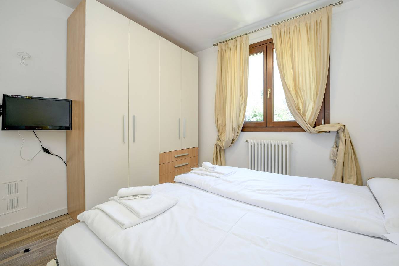 Ganze Wohnung, Ferienwohnung 'Rosa delle Dolomiti Bilocale1' mit Bergblick & gemeinsamer Sauna in Carisolo, Adamello-Presanella-Alpen
