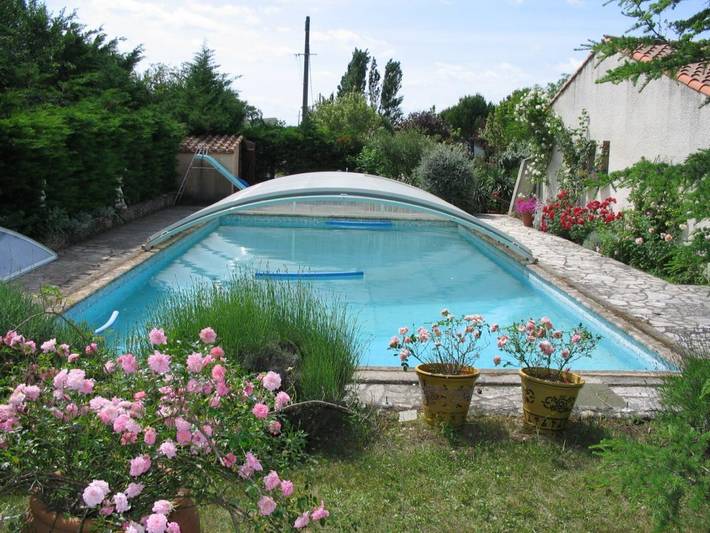 Gîte pour 4 personnes, avec piscine et jardin