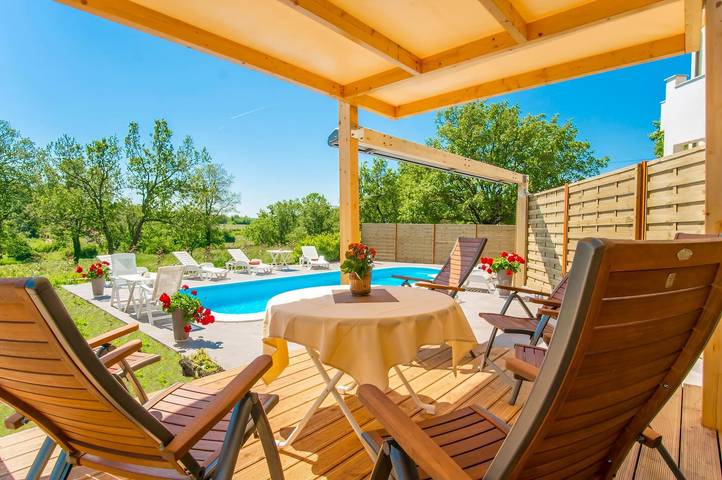 Ferienwohnung für 5 Personen, mit Terrasse und Pool sowie Garten