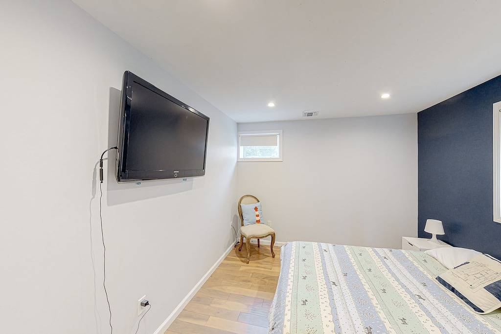 Dog-friendly Hamptons home with private pool, Ac, & private W/D - near lake in Hampton Bays, Hamptons