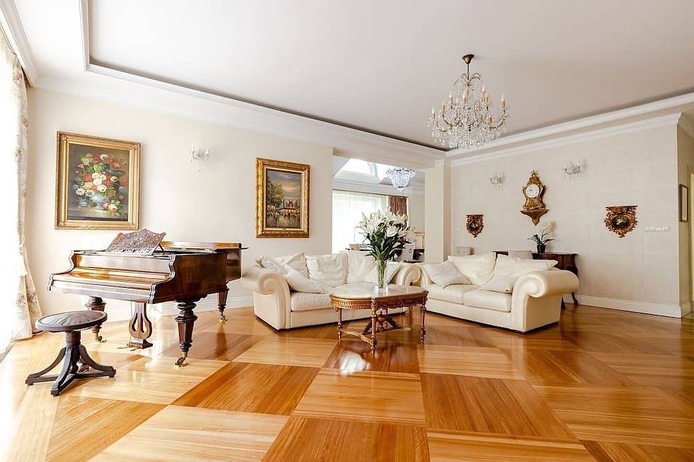 Large luxury villa with indoor pool 25 mins to central Warsaw in Mazóvia