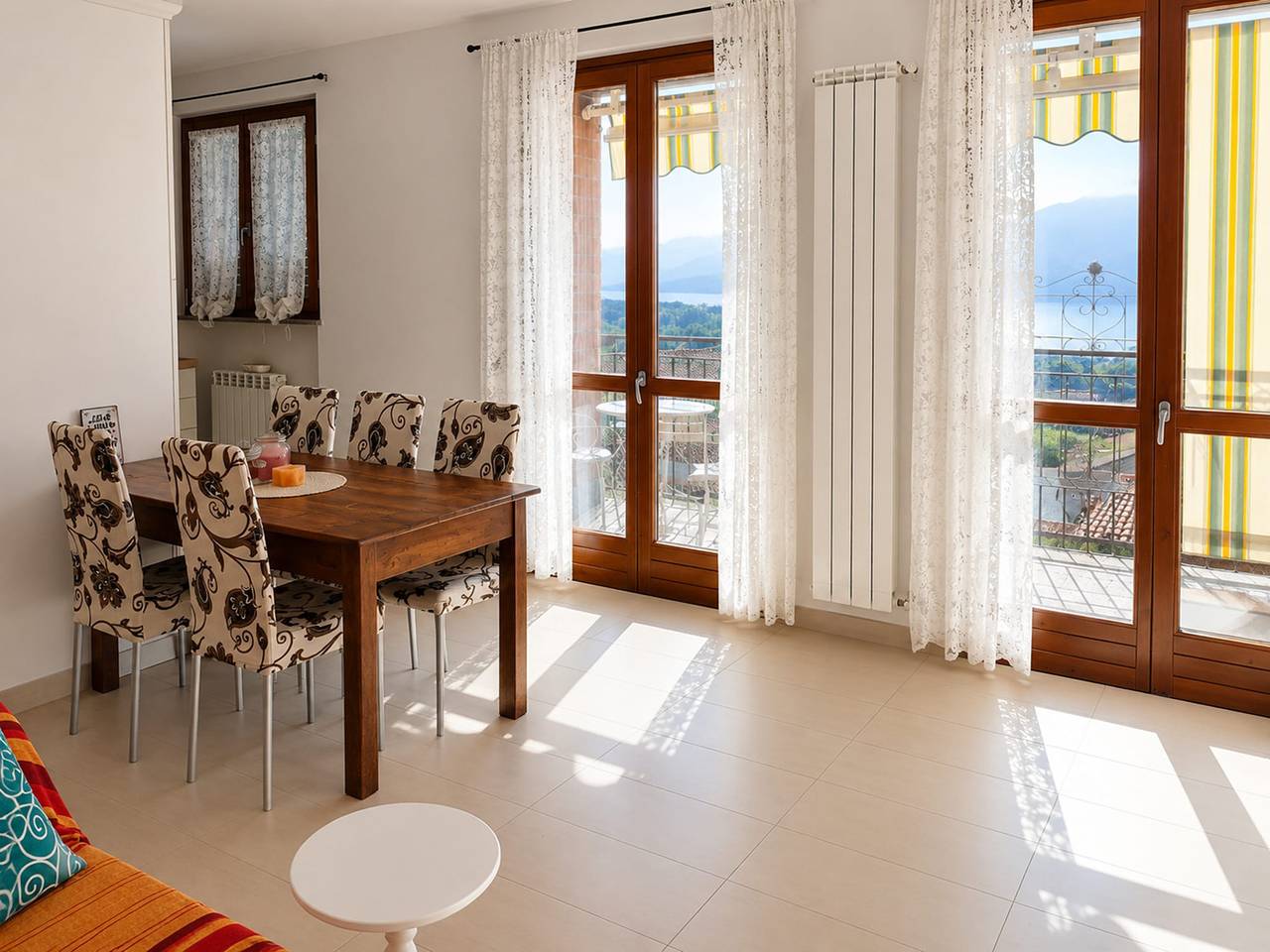Atemberaubendes Apartment mit Pool und Seeblick in Brezzo, Brezzo di Bedero
