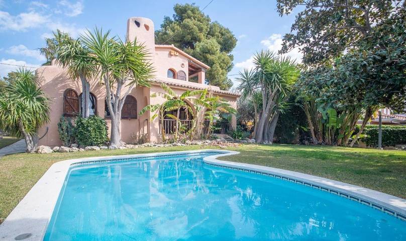 Casa de vacaciones para 8 personas, con Balcón y Terraza además de Jardín y Piscina en Segur de Calafell