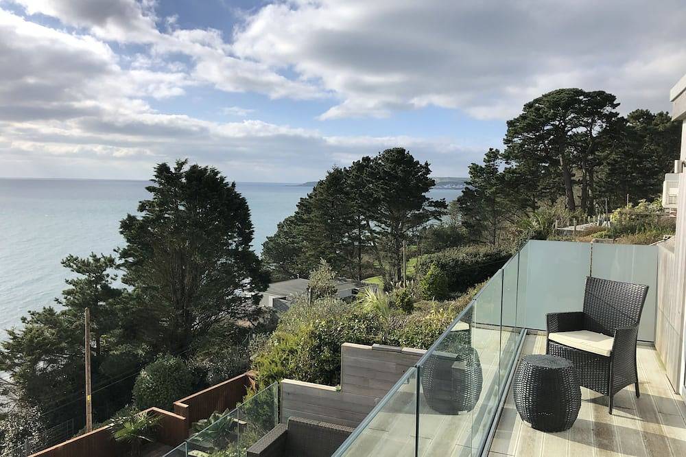 “Seawards”. House with panoramic sea views, set directly above the Sw Coast Path in Cornualles