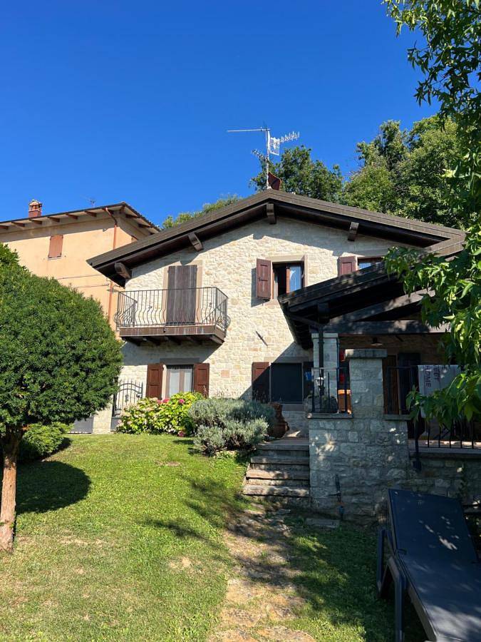 Casa vacanza per 2 persone, con giardino e panorama in Pavullo nel Frignano