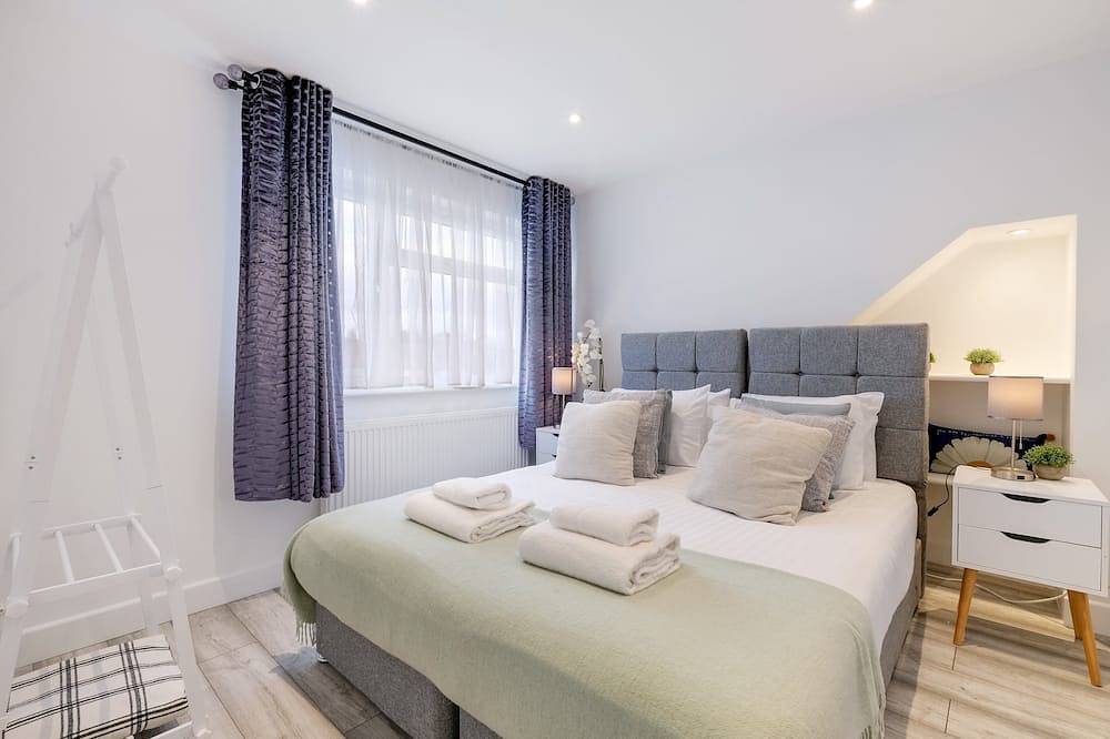 Church Rd 254 - Bright 6 bedroom 3 bath house ideal for Pinewood Studios in Iver, Colne Valley Park