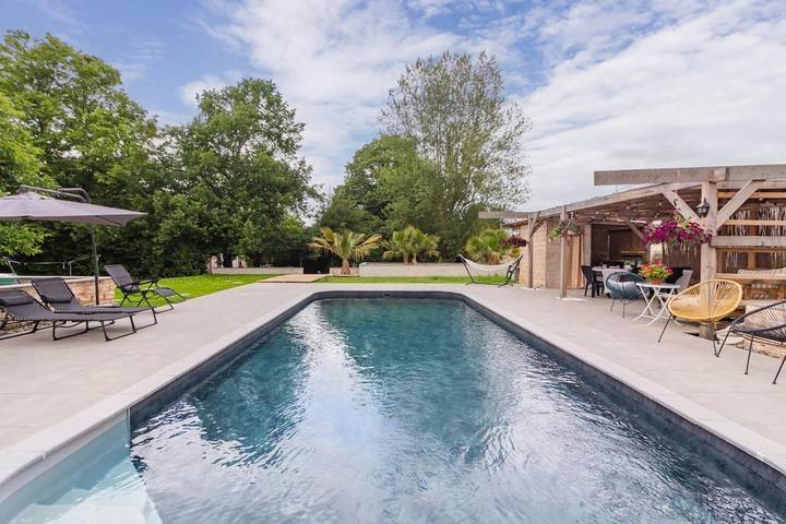 Villa pour 12 personnes, avec terrasse et piscine