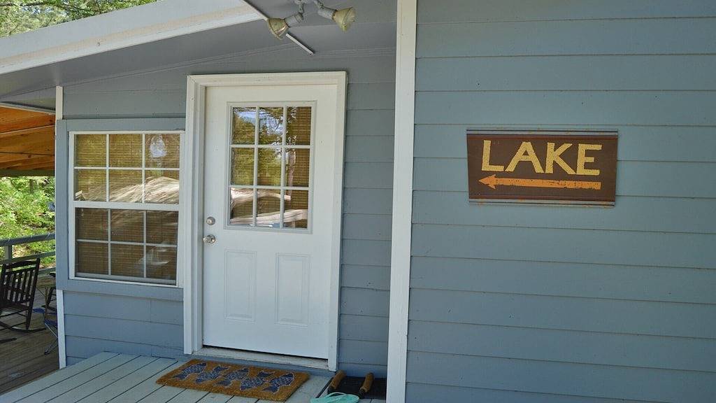 Charming Cottage Snuggled in Main Lake Cove mit perfekter Lage und Aussicht in Toledo Bend Reservoir