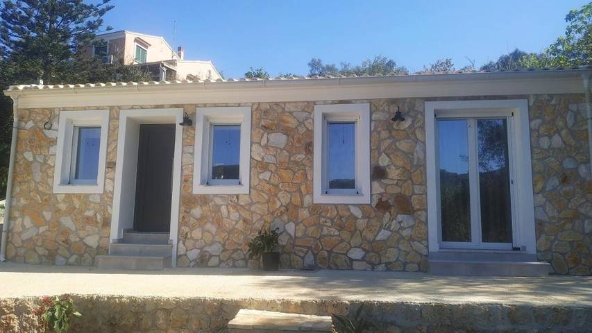 Location de vacances pour 5 personnes, avec vue ainsi que terrasse et jardin dans Liapádes