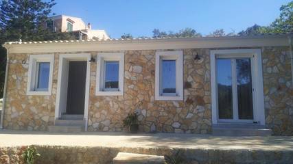 Gîte pour 5 personnes, avec vue ainsi que terrasse et jardin dans Liapádes