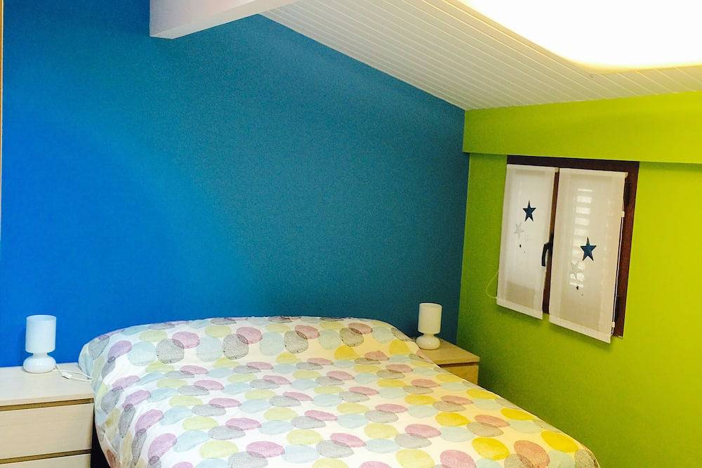 Dulantziko Arbola. An old house. A modern home in Alegría-Dulantzi, Cordillera Cantábrica