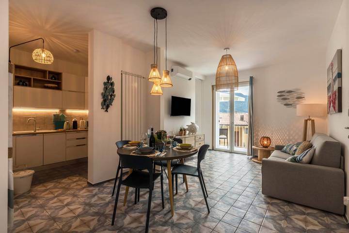 Ganze Wohnung, Apartment Casa Royale Appartamento Acqua mit Wlan, Klimaanlage & Balkon in Lierna, Westliche Bergamo-Alpen