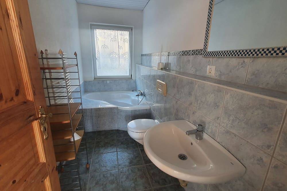 Ganze Wohnung, Ferienwohnung 1 auf der schön gelegenen Finca mit Pool und Meerblick in Sayalonga, Costa del Sol