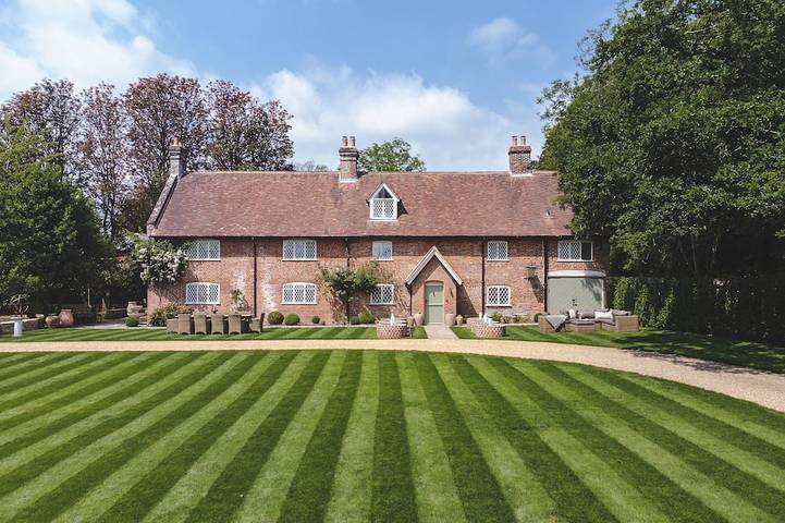Holiday rental for 18 people, with garden and sauna as well as hot tub, with pets in New Forest