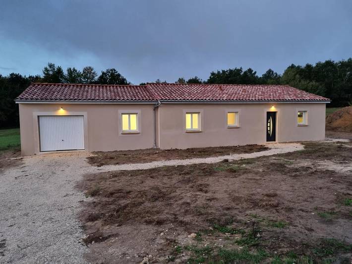 Location de vacances pour 12 personnes, avec Terrasse ainsi que Jardin et Piscine à Milhac-d'Auberoche