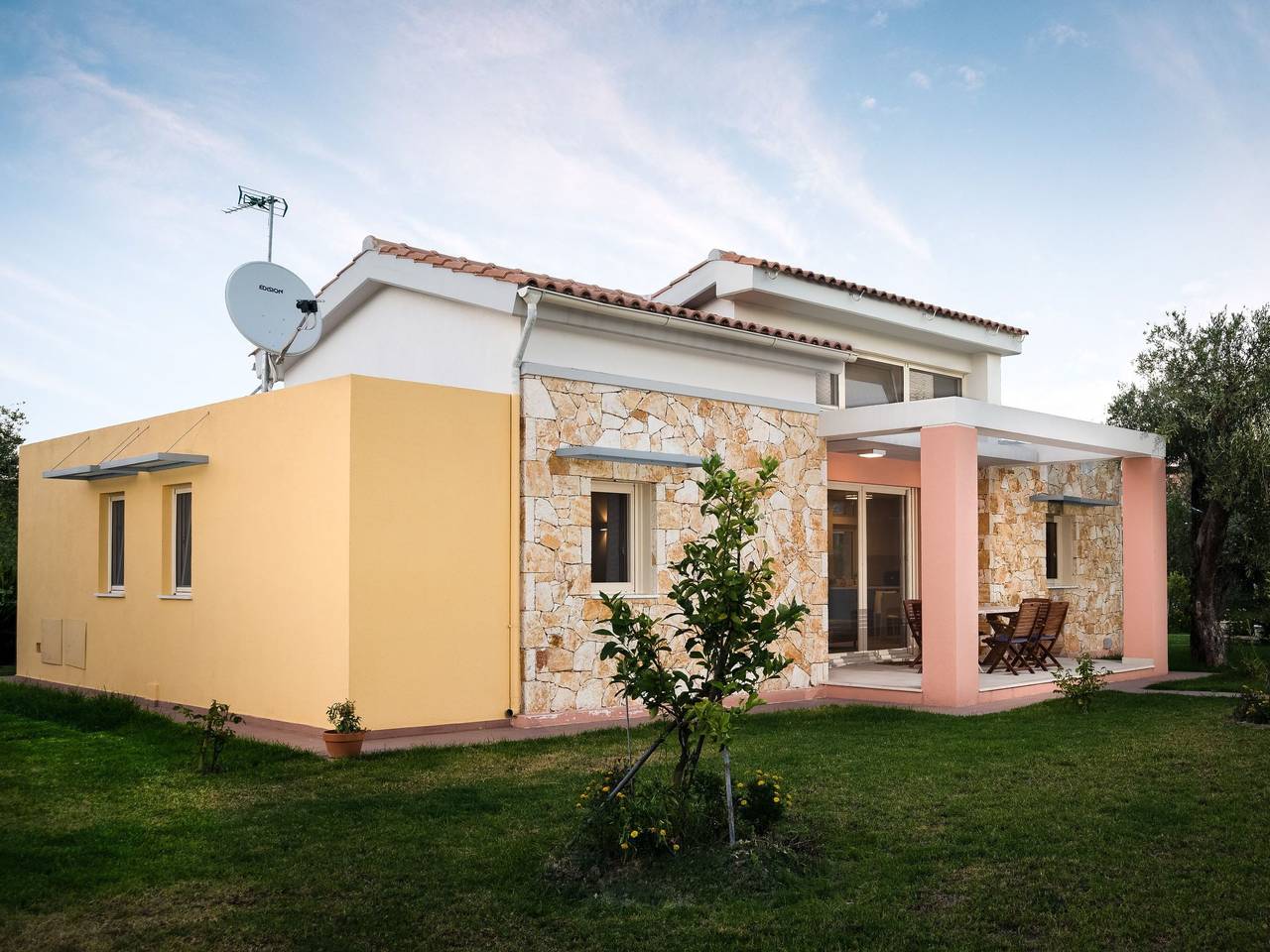 Villa Thalassa mit Schwimmbad und Garten in Moraitika, Korfu