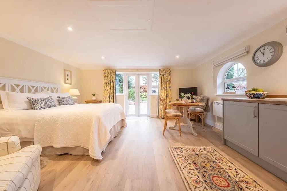 Entire apartment, Coastal retreat for two in Brancaster Staithe next to the harbour and pubs. in Brancaster Staithe, Norfolk Coast