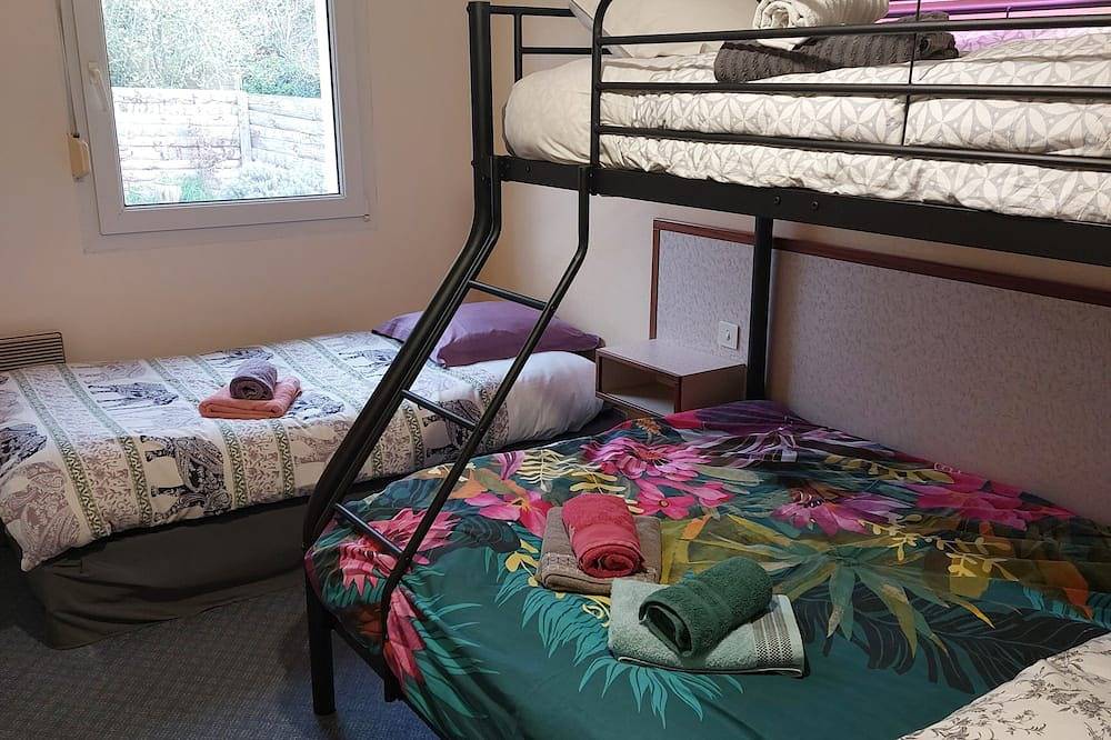 In Guerlédan, B&B near the lake and cycle path in Mûr-de-Bretagne, Guingamp region