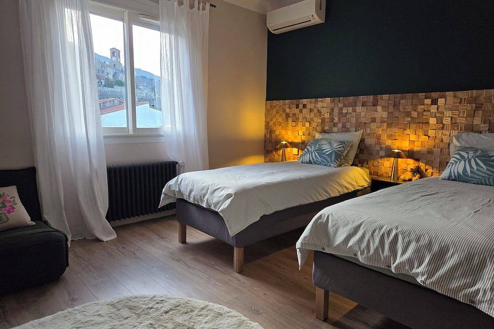 Villa les Roses, 4 étoiles, havre de paix avec vue, garage, jardin clos. in Vernet-les-Bains, Parc naturel régional des Pyrénées catalanes