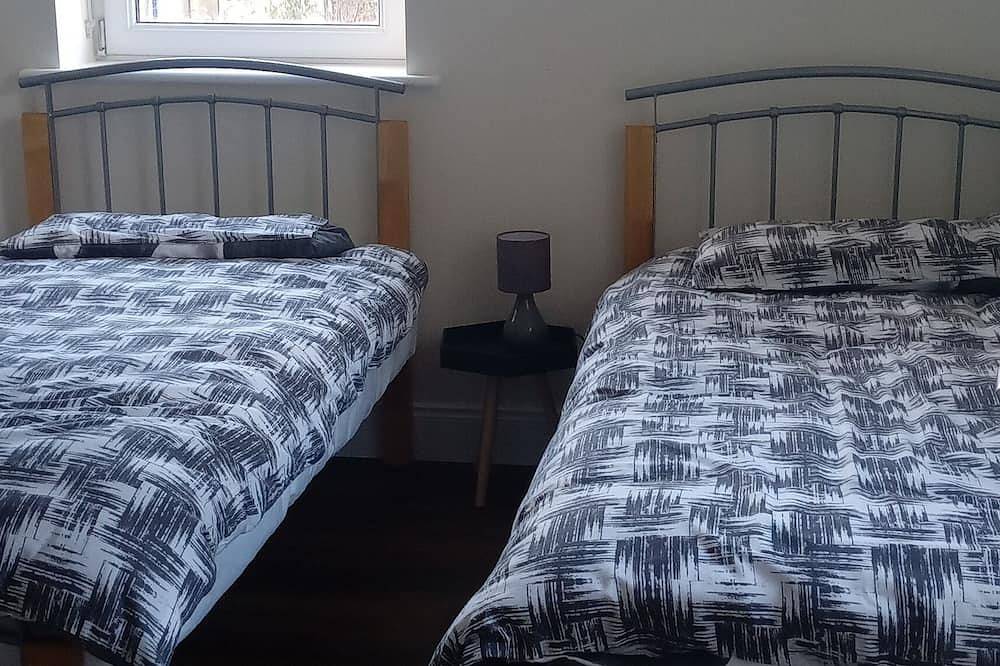 Beautiful new cottage with coastal walks, beaches, golf and Wild Atlantic Way. in Caragh, County Kerry