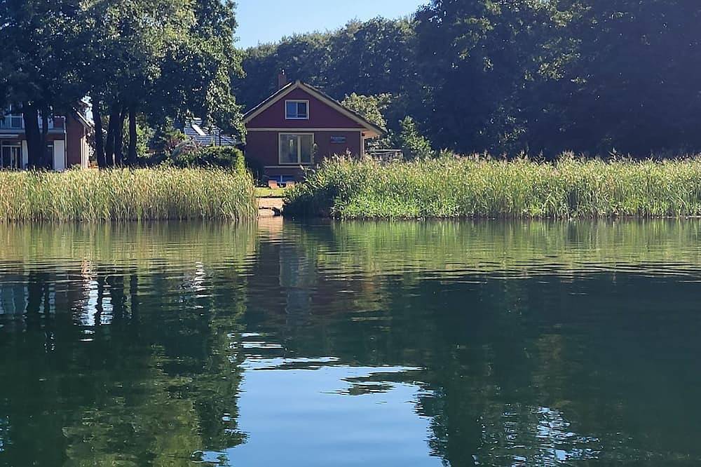 Ferienhaus mit Seezugang, Steg, Ruderboot, Fasssauna und Wallbox in Godern, Pinnow