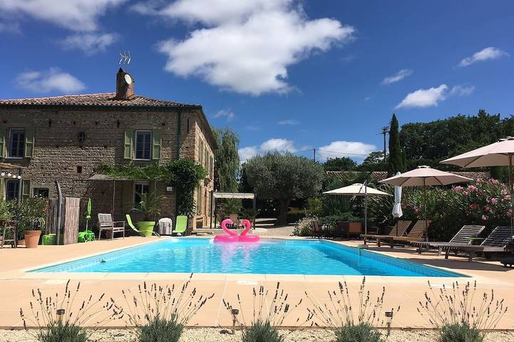 Location de vacances pour 10 personnes, avec jardin ainsi que terrasse et jacuzzi à Parisot