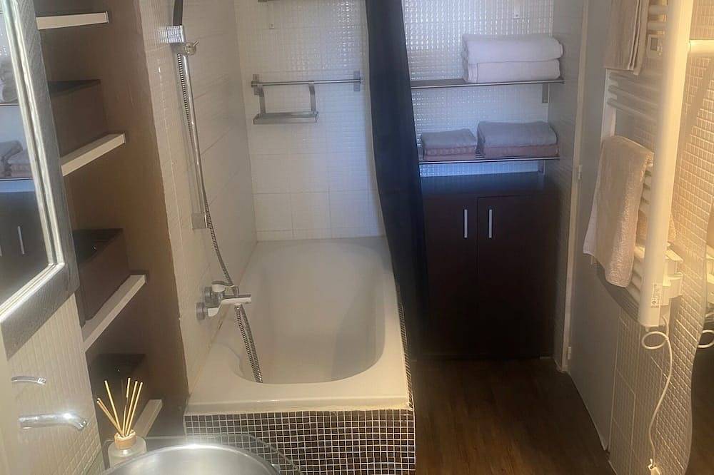 Entire apartment, Two-room apartment Quietly situated in a private estate with garden, 8 km from the sea in Pégomas, Cannes region