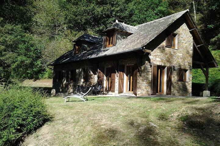 Location de vacances pour 9 personnes, avec jardin et terrasse à Boussac (Aveyron)