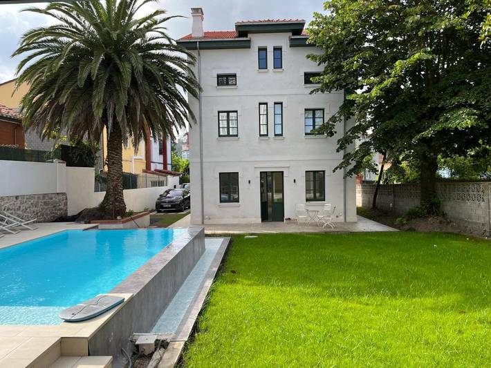 Apartamento para 8 personas, con piscina y terraza además de jardín y vistas en Castrillón