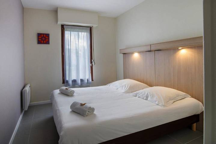Hôtel pour 4 personnes, avec terrasse ainsi que piscine et jardin