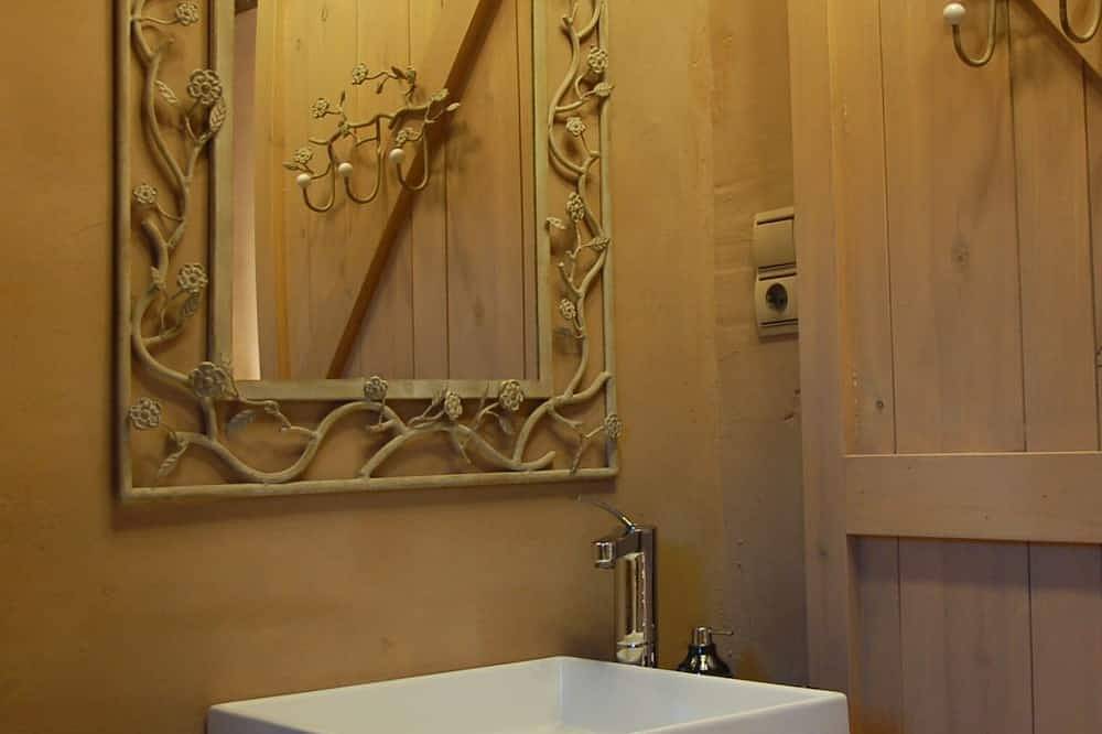 Landhuis met privé zwembad, 4 slaapkamers, allemaal met badkamer, 8-12p in Cardona, Pla de Bages DO