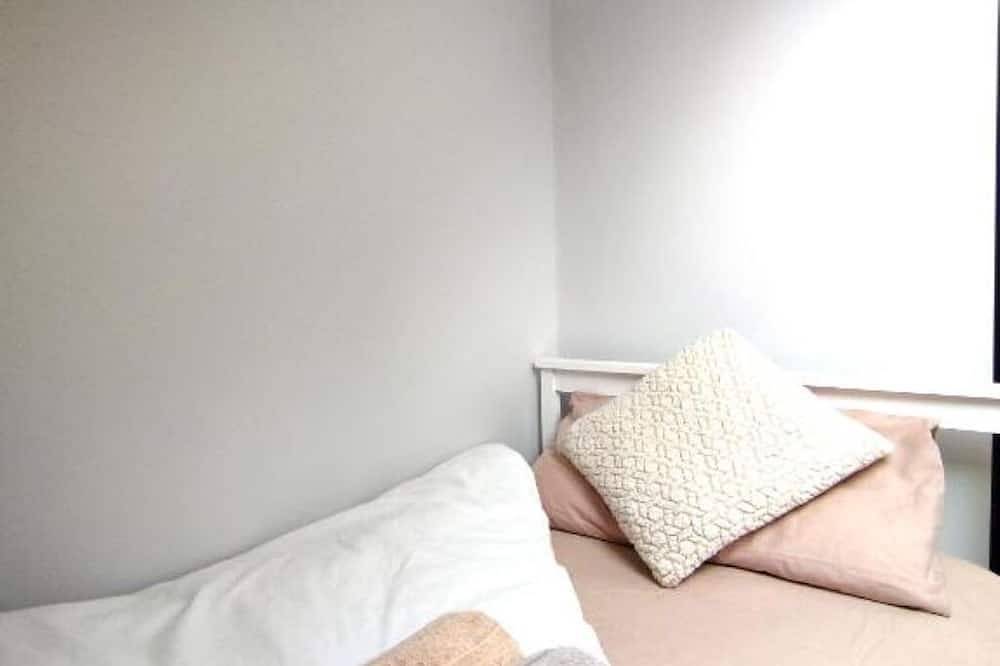 Entire apartment, Comfystay-london : Double Room with Extra Bed in Newham, London