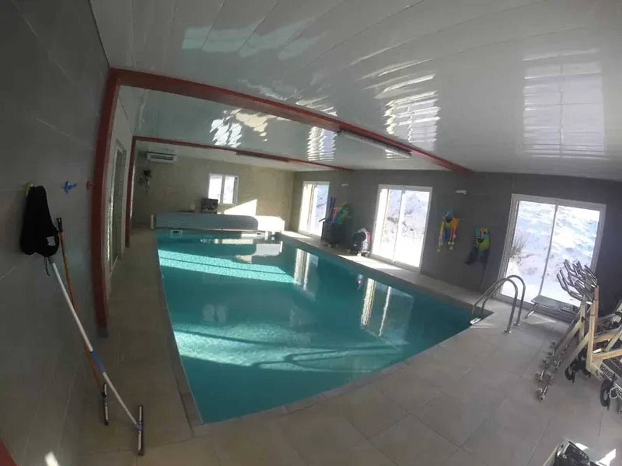 Villa spacieuse avec piscine à Saint-Sauveur-en-Rue in Saint-Sauveur-en-Rue, Parc Naturel Régional du Pilat