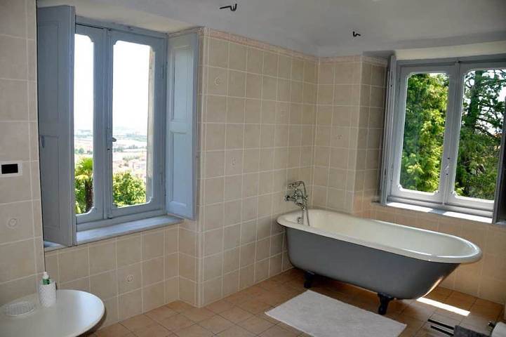 Location de vacances pour 6 personnes, avec piscine et balcon ainsi que jardin et jacuzzi à Pignerol - 3