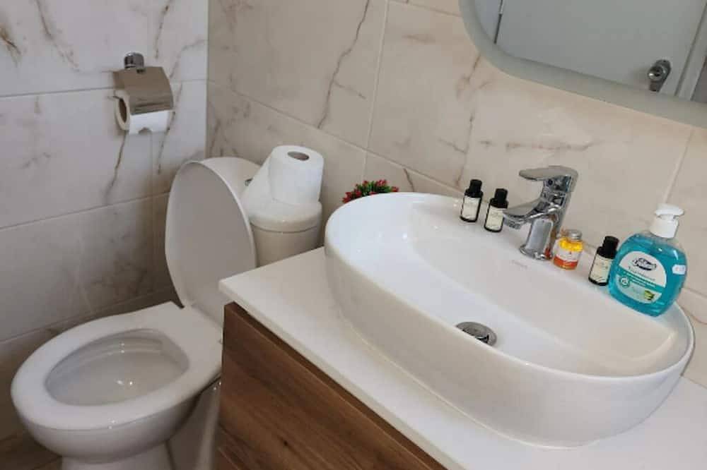 Ganze Wohnung, Experience Comfort in our Newly Remodeled 5A  in Lesbos